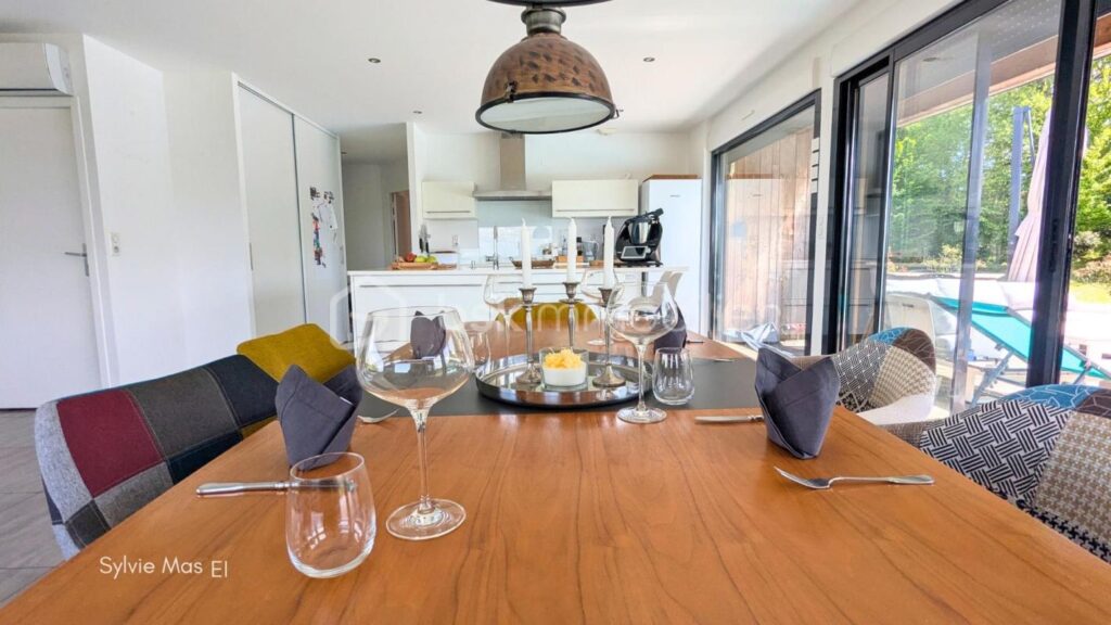 Propriété contemporaine avec vue panoramique – piscine – 7 pièces – 6 chambres – 204 m²