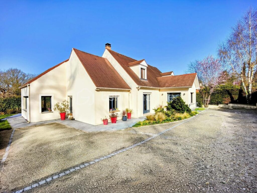 Maison contemporaine charmante et spacieuse à Jouars-Pontchartrain – 8 pièces – 3 chambres – 233 m²