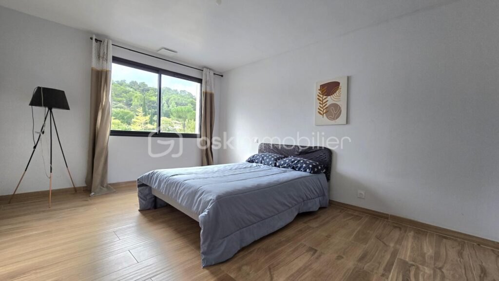 Villa contemporaine avec suite parentale en RDC, piscine, garage et grand jardin – 6 pièces – 4 chambres – 188 m²