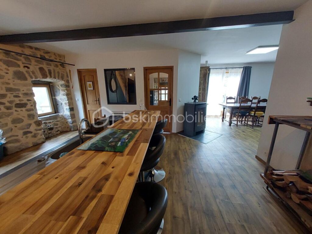 Ancienne grange rénovée avec vue dégagée – Fort potentiel en gîte – Freydefont (Saint-Nectaire) – 6 pièces – 4 chambres – 128 m²