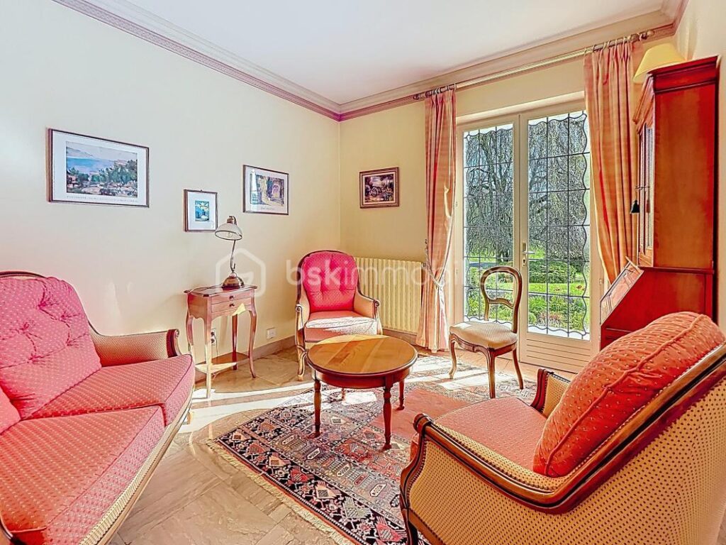 PAVILLON SUR SOUS SOL COMPLET – 8 pièces – 4 chambres – 178 m²