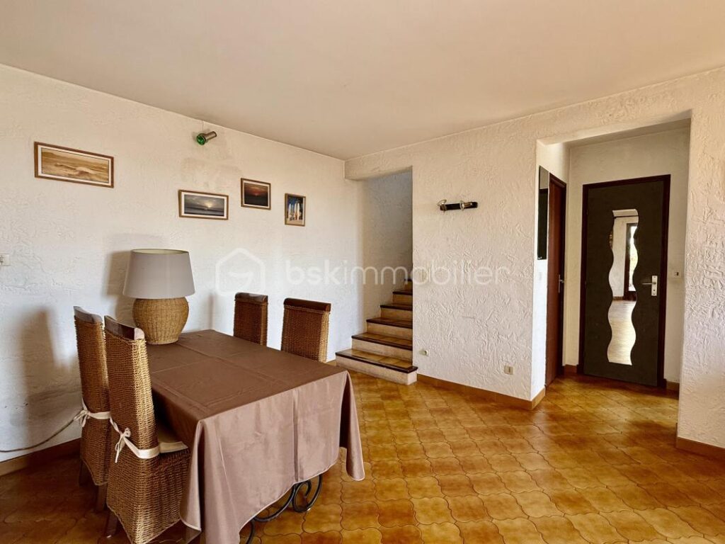 Maison individuelle avec piscine et vue mer – 6 pièces – 3 chambres – 220 m²