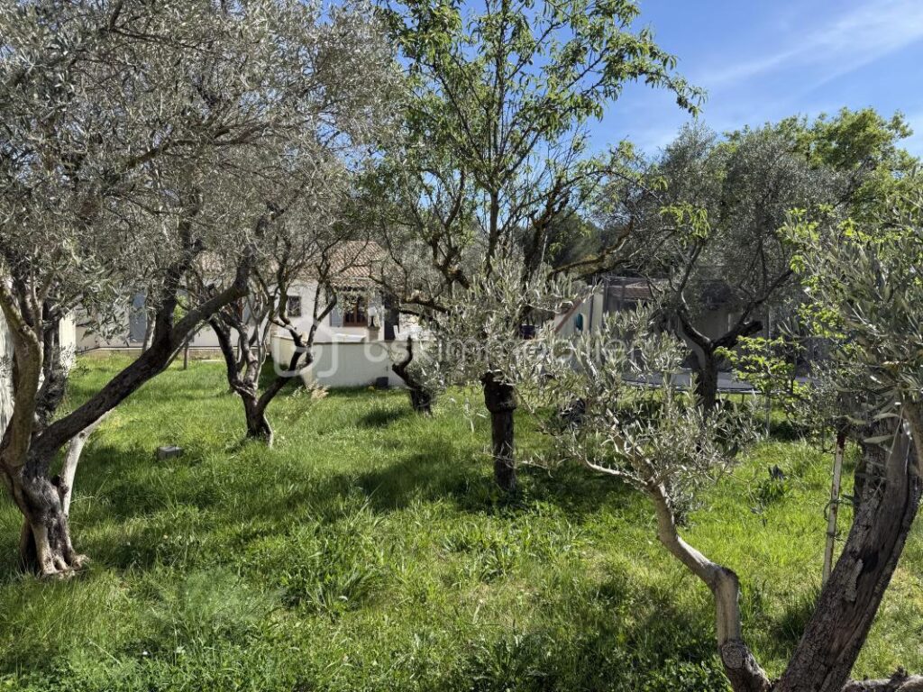 Propriété d&rsquo;Exception – Quartier Résidentiel de PÉLISSANNE (DEPT13) – Villa Type 8 – 170 m2 – Terrain Arboré,Sécurisé – 1500M2 – Piscine- – 3 Garages – 8 pièces – 6 chambres – 170 m²