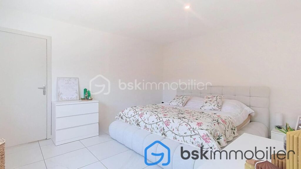 Maison INDIVIDUELLE LOCAL profession libérale – 8 pièces – 4 chambres – 210 m²