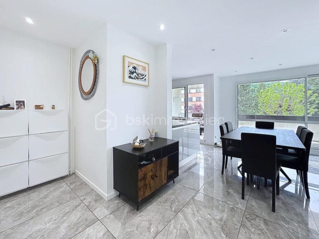 Appartement de 83 m2 avec terrasse – 4 pièces – 3 chambres – 82 m²