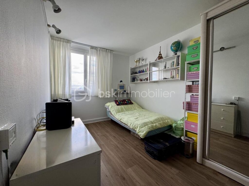 Appartement familial T5 spacieux + box – 111 m² – Stains – 5 pièces – 3 chambres – 111 m²