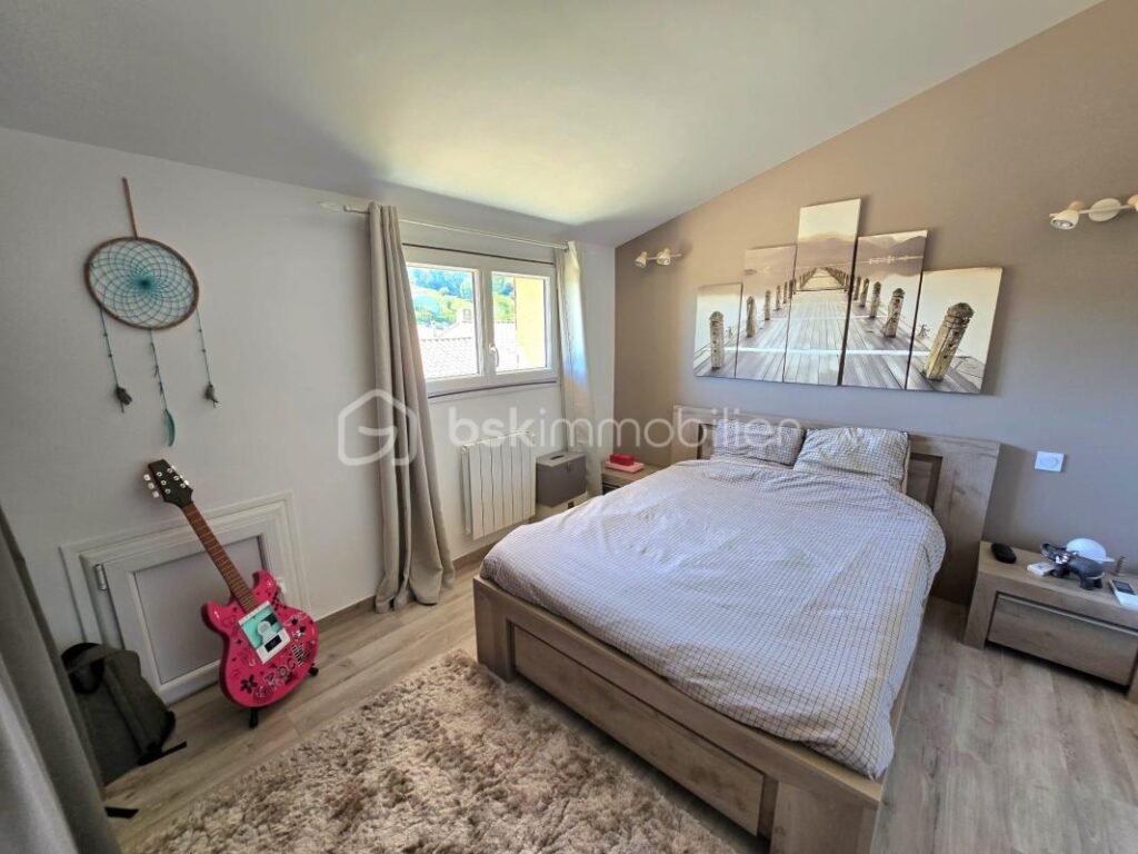A Villeneuve-Loubet – Appartement 3 pièces atypique avec jardin de 200 m² et aperçu mer – 3 pièces – 2 chambres – 63 m²