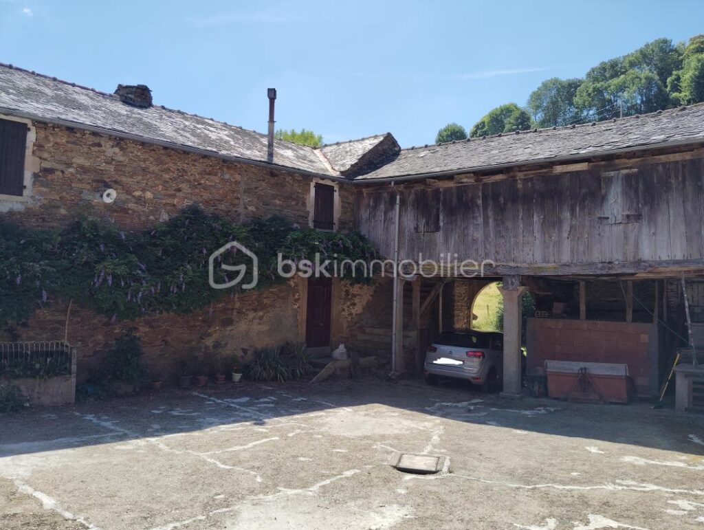 EXCEPTIONNEL ! POINT DE VUE/ESPACE/TRANQUILITE. Ancienne ferme de 1710, 275 m2 habitables, 10 chambres, 2.7 ha et de nombreuses dépendances – 11 pièces – 10 chambres – 275 m²