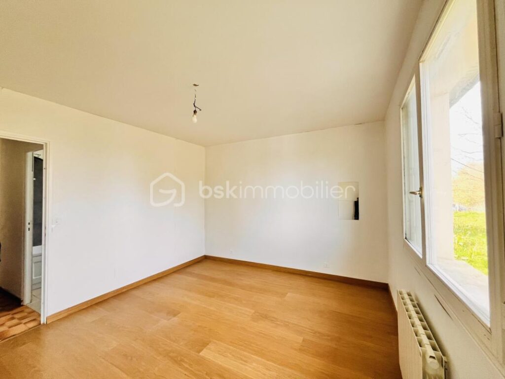 Maison 5 chambres, vie de plain-pied, sous-sol complet – 6 pièces – 5 chambres – 115 m²