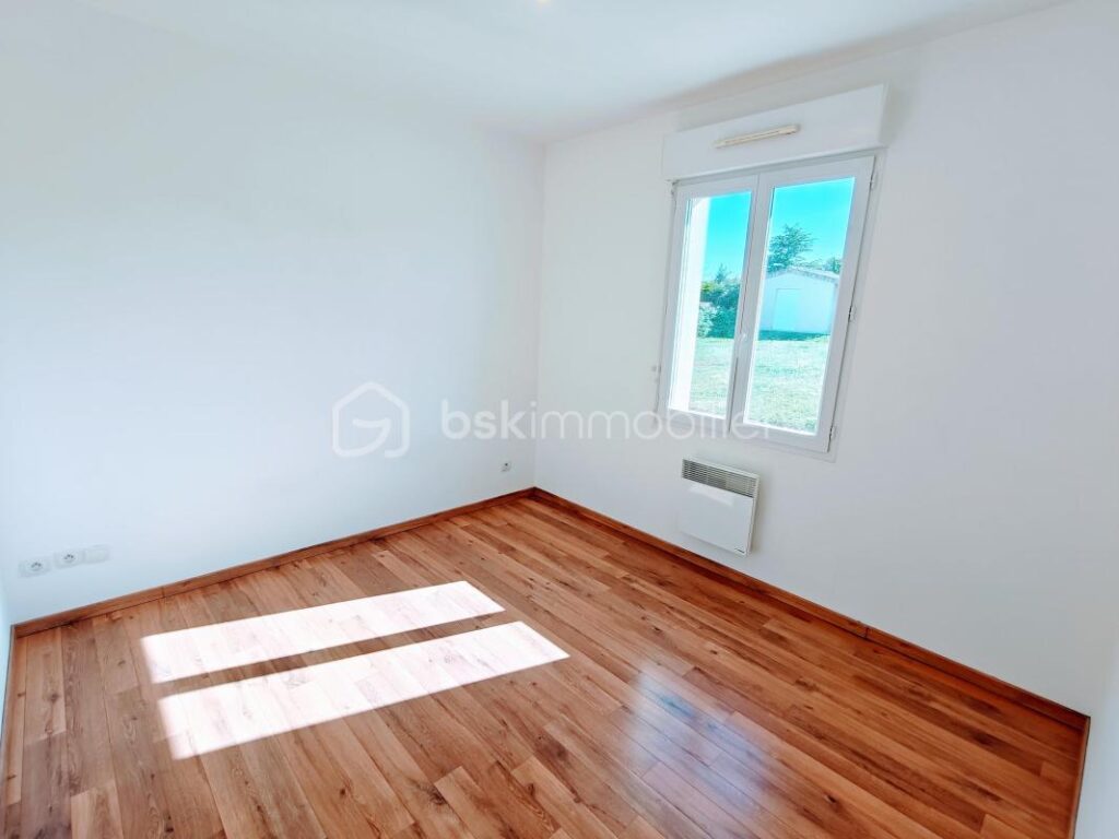 Pavillon plain-pied 3 chambres de 93m², garage, terrain 719m² – 4 pièces – 3 chambres – 92 m²
