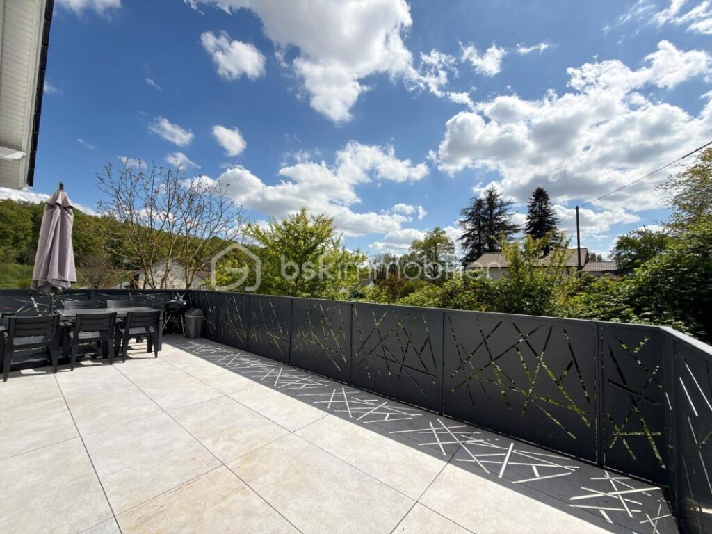 Maison contemporaine 2015 – 140m2 – 5,12 ares de terrain – 5 pièces – 4 chambres – 140 m²