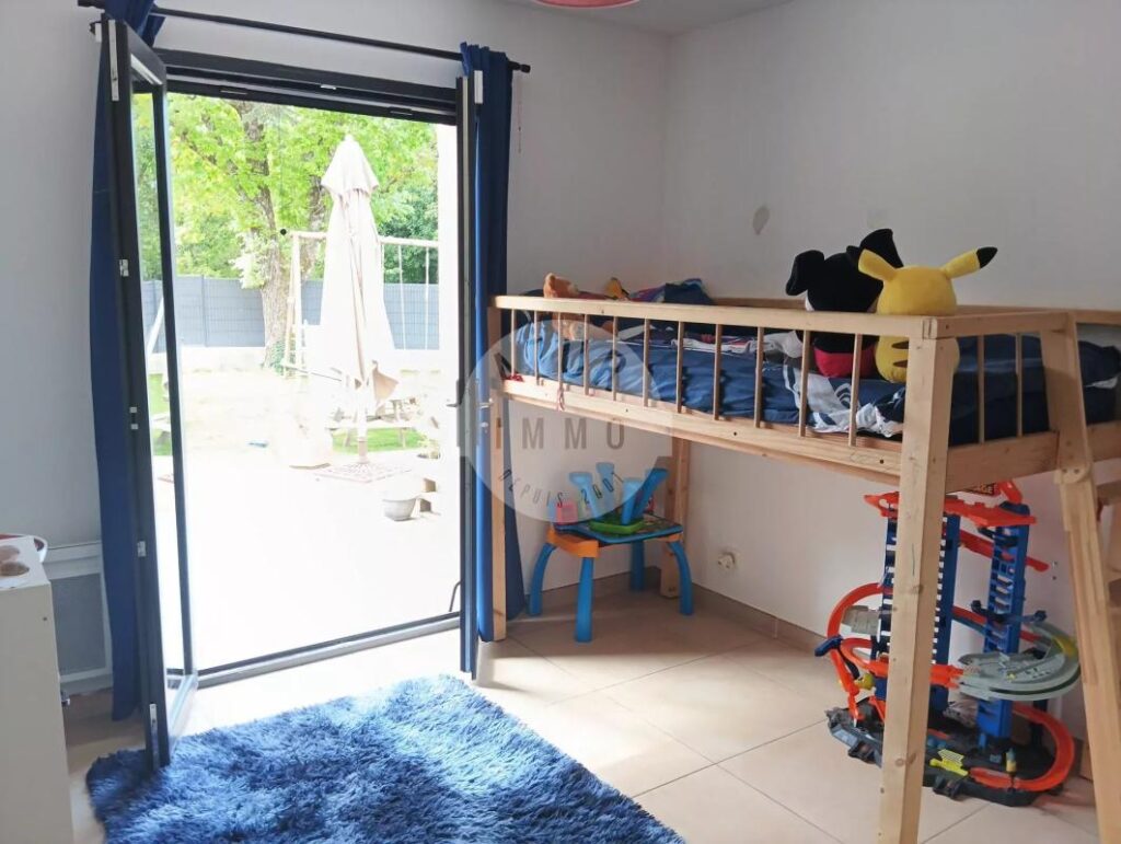 Maison plain-pied T4 récente plan d&rsquo;Aups terrain plat 887 mètres carrés – 4 pièces – 3 chambres – 93 m²