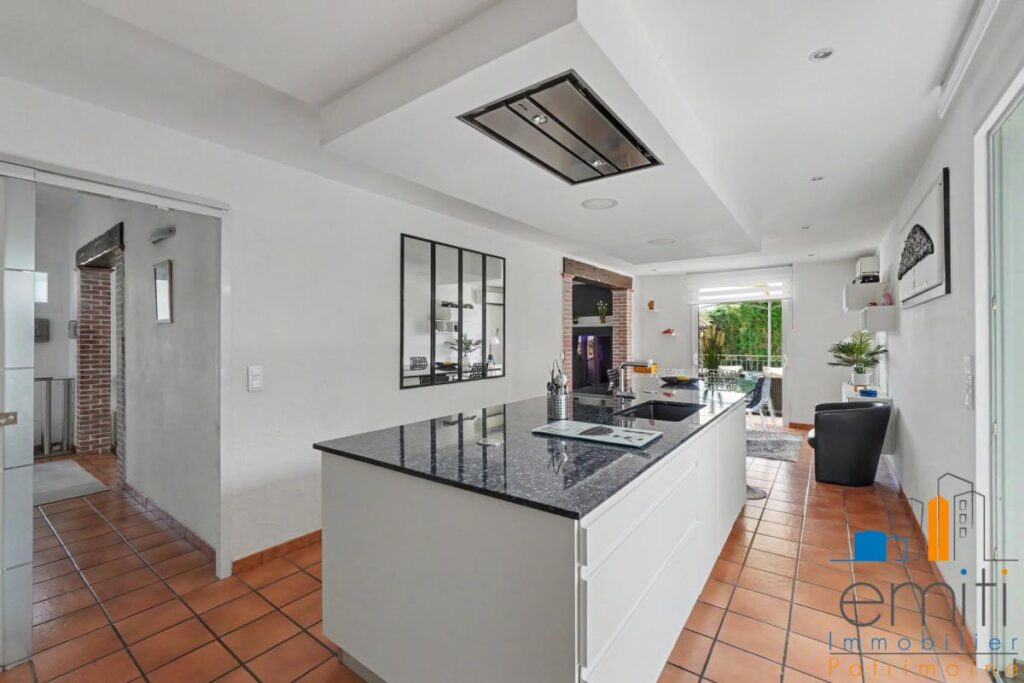 Maison – 6 pièces – 4 chambres – 186 m²