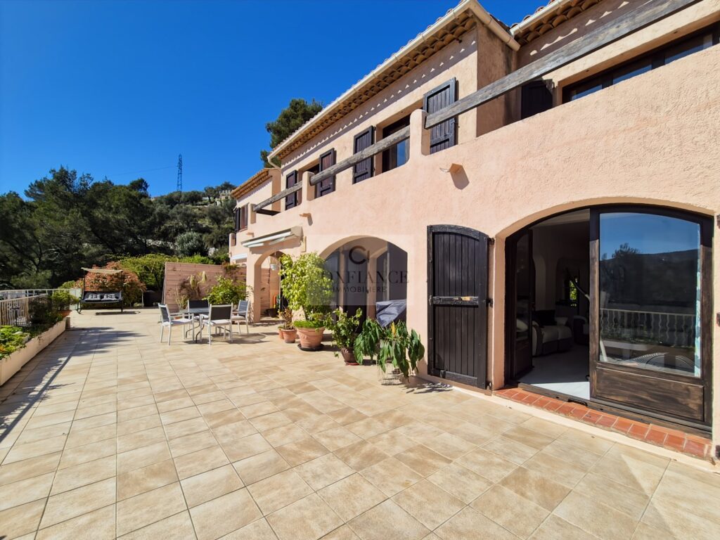 Maison – 7 pièces – 5 chambres – 164 m²