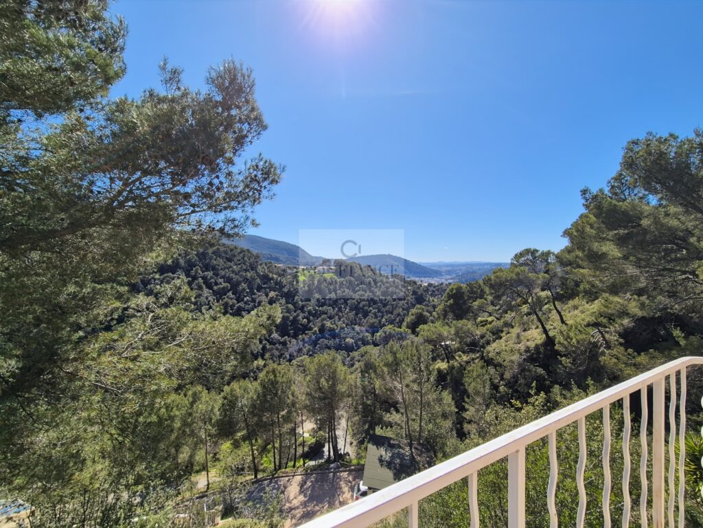 Maison – 7 pièces – 5 chambres – 164 m²