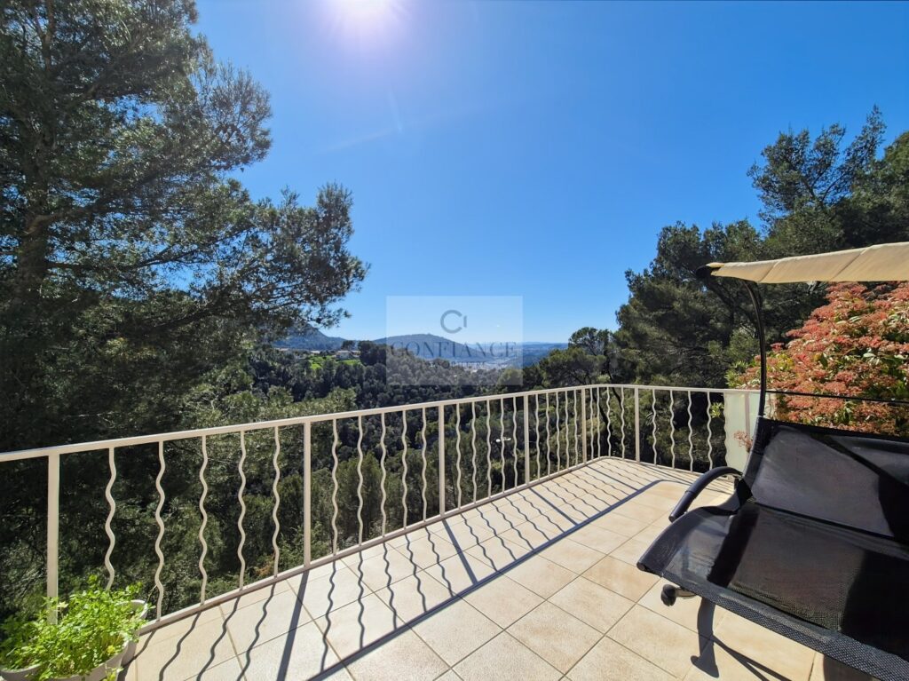 Maison – 7 pièces – 5 chambres – 164 m²