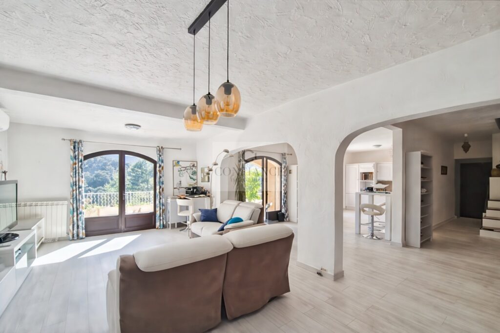 Maison – 7 pièces – 5 chambres – 164 m²