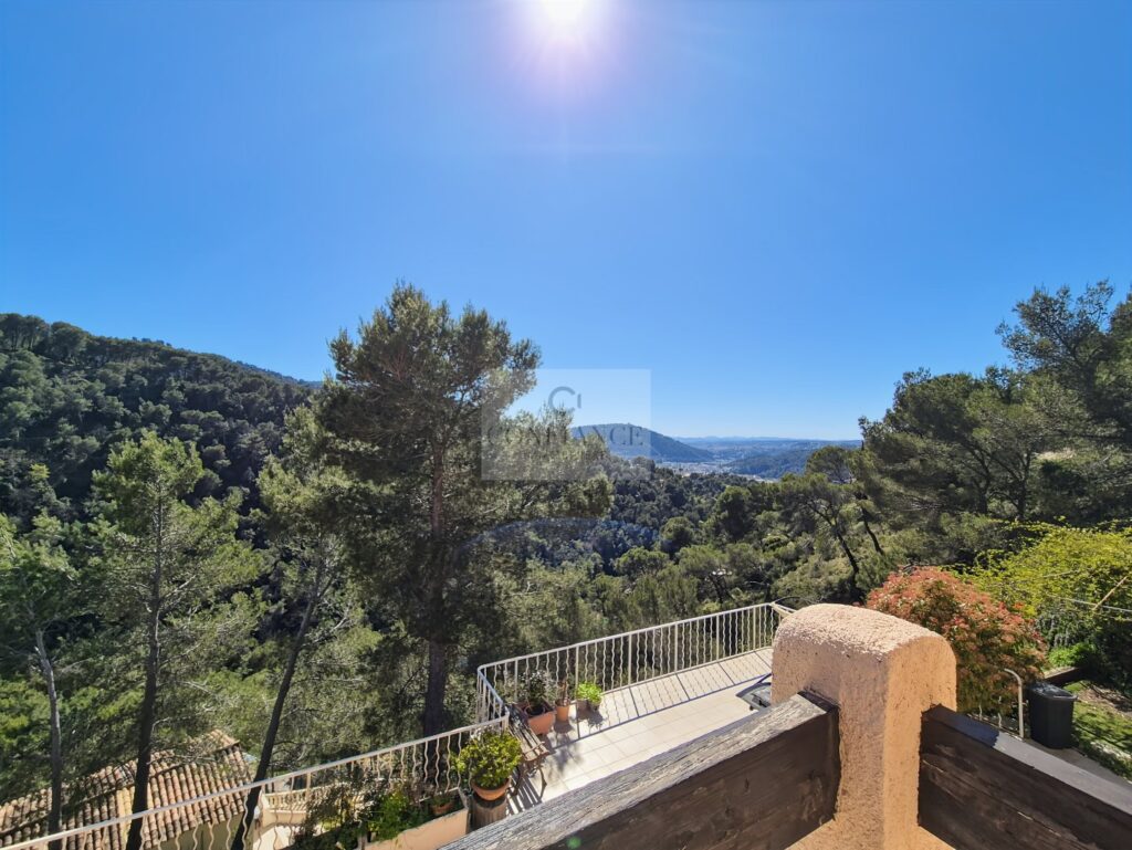 Maison – 7 pièces – 5 chambres – 164 m²