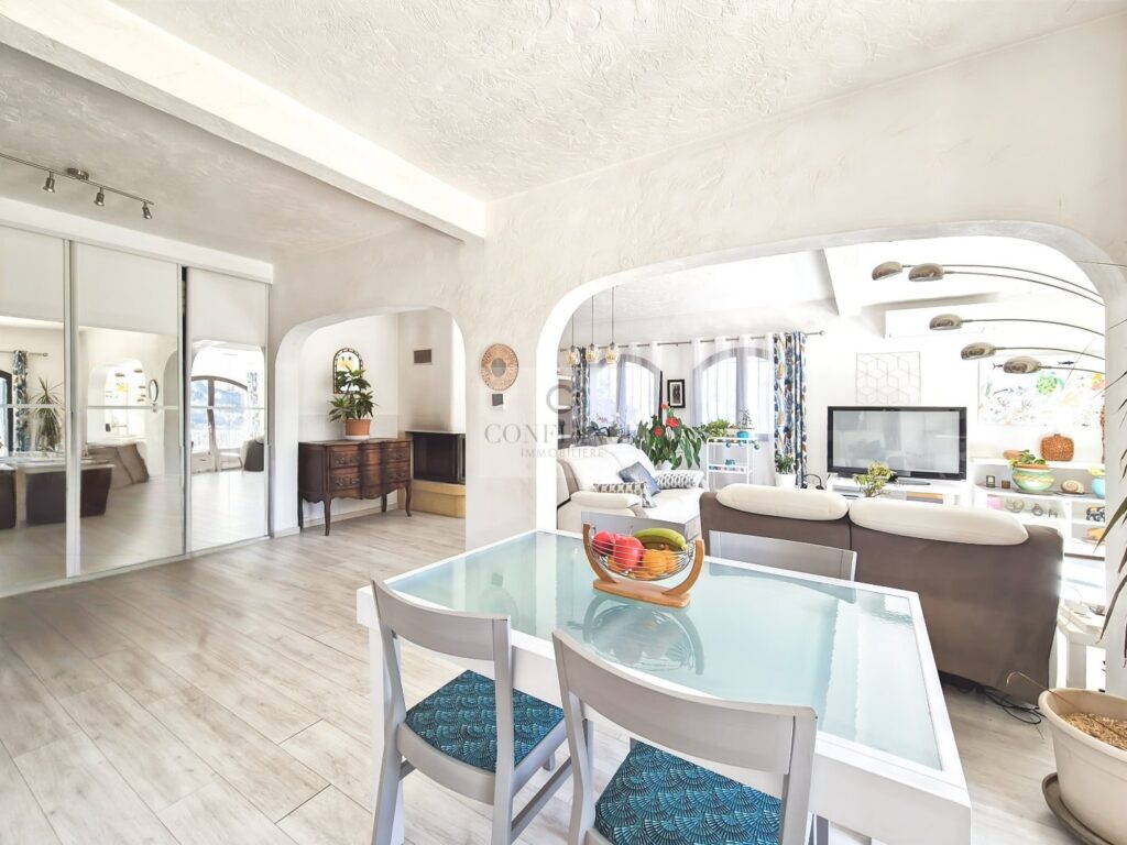 Maison – 7 pièces – 5 chambres – 164 m²