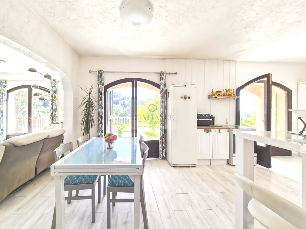 Maison – 7 pièces – 5 chambres – 164 m²