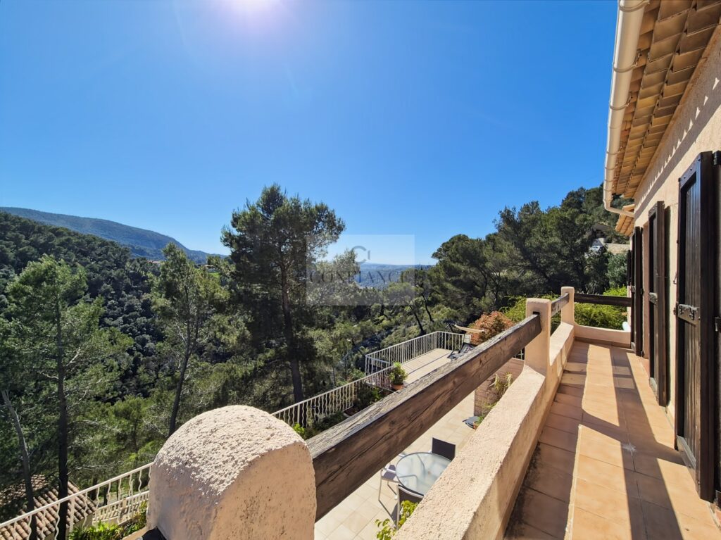 Maison – 7 pièces – 5 chambres – 164 m²