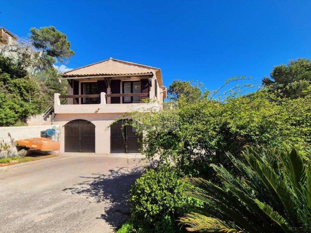 Maison – 7 pièces – 5 chambres – 164 m²