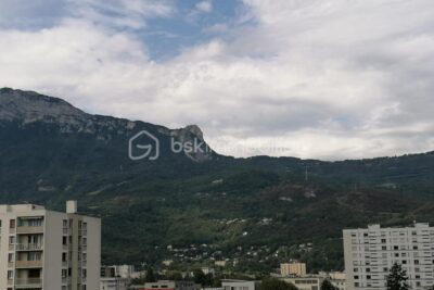 APPARTEMENT avec cave privative et un garage – 4 pièces – 2 chambres – 70 m²