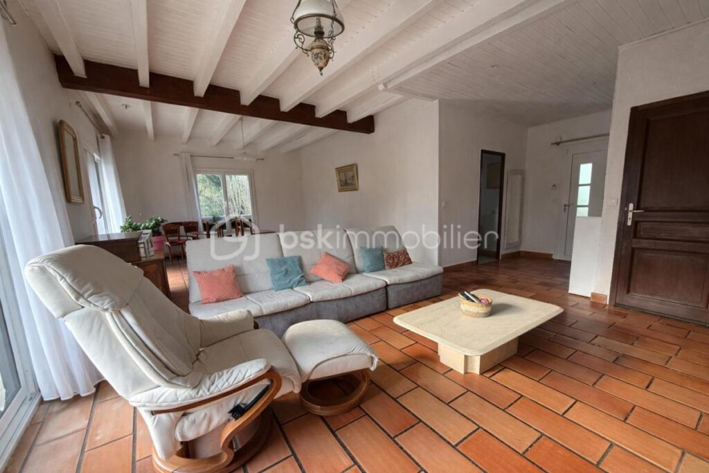 Maison familiale 183 m² avec piscine, grand terrain et vue nature – Rovon à proximité immédiate de Vinay – 6 pièces – 4 chambres – 183 m²