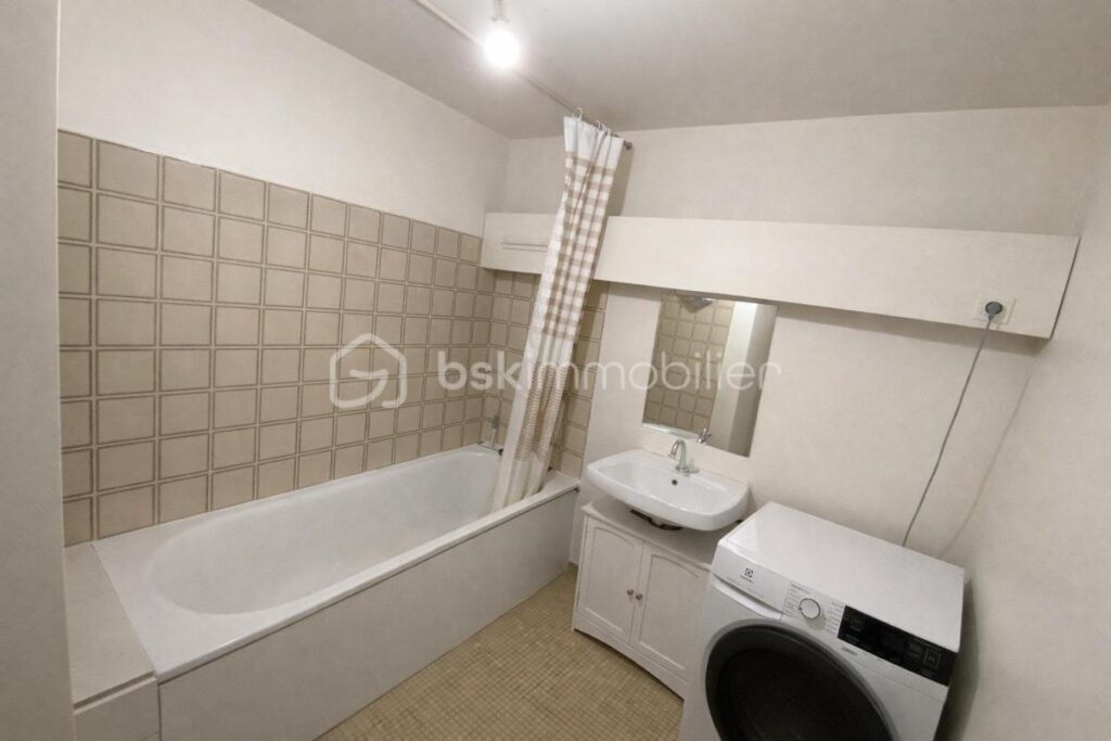 🔥 RARE – 2 PIÈCES 50 m² – SÉJOUR 20 m² – BALCON – VUE SACRÉ-CŒUR – SANS VIS-À-VIS – PARKING + GRANDE CAVE 🔥 – 2 pièces – 1 chambre – 50 m²