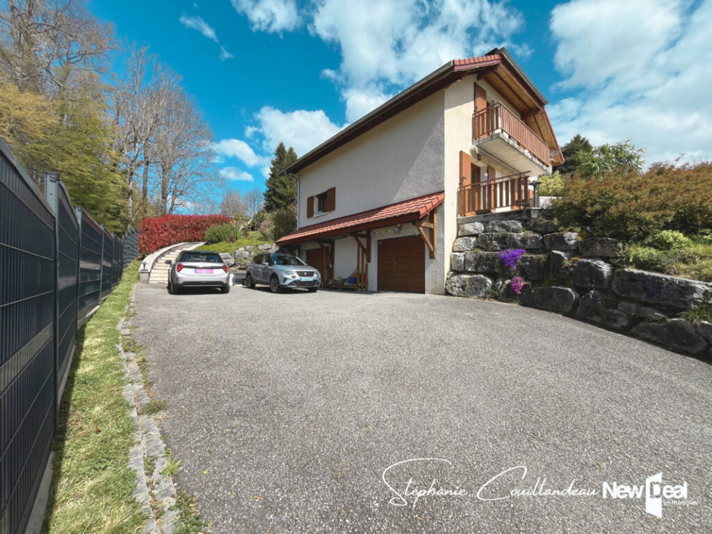 Jolie maison en parfait état avec grand terrain, piscine et belle vue lac à Grésy sur Aix – 5 pièces – 4 chambres – 119 m²