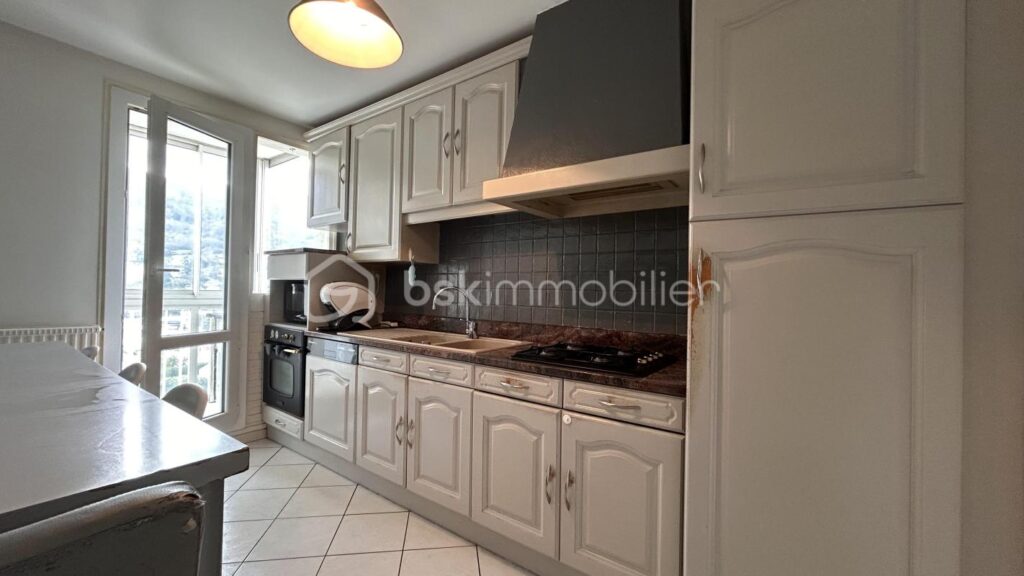 En exclusivité – Dernier étage avec vue dégagée et beau potentiel – 5 pièces – 3 chambres – 97 m²