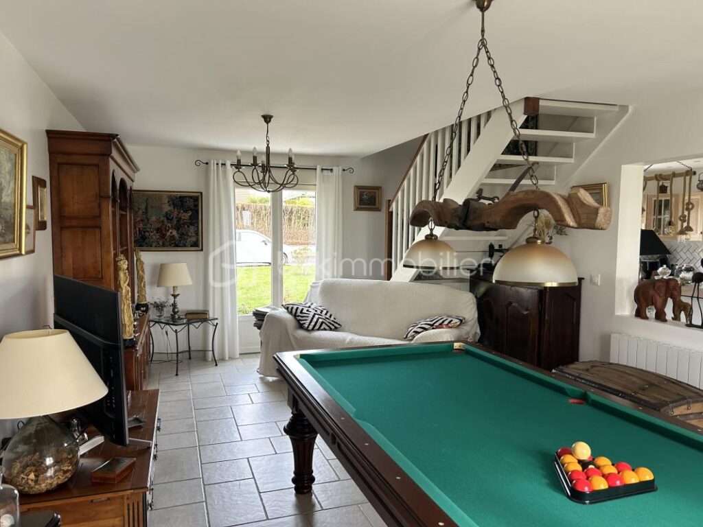 Maison spacieuse et lumineuse de 145m² avec terrasse agréable – 7 pièces – 3 chambres – 145 m²