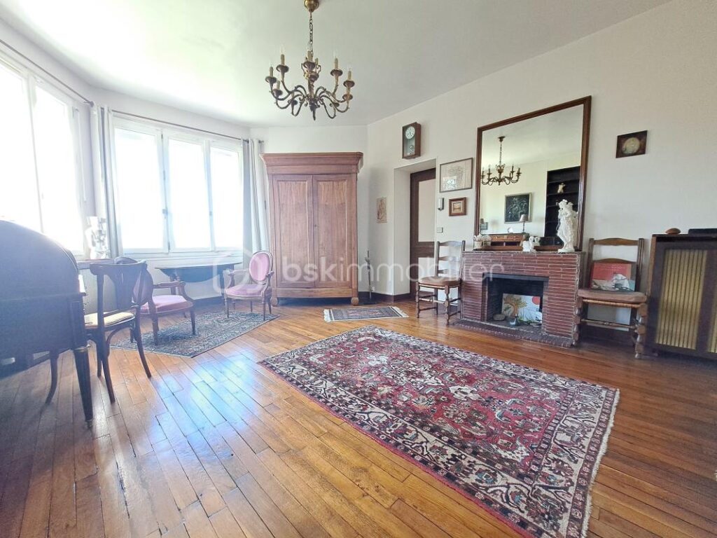 PROPRIETE DE CARACTETRE AVEC DEPENDANCE SUR ENVIRON 3750 M² DE TERRAIN DANS UN ENVIRONNEMENT CALME – 10 pièces – 7 chambres – 222 m²