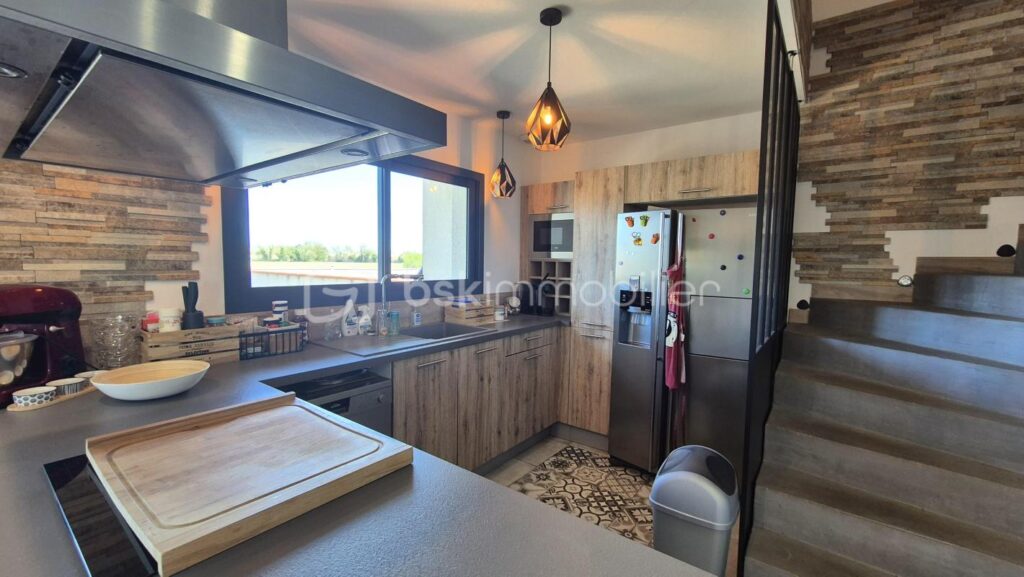 A VENDRE VILLA TROIS FACES DE 96M² SUR TERRAIN DE 394M A SAINT CYPRIEN – COTE VILLAGE – EN IMPASSE – TROIS CHAMBRES – DEUX PIECES D EAU – DEUX TOILETTES – BUANDERIE – PISCINE – TERRASSE – PROCHE DES ECOLES DES COMMERCES ET DES PLAGES – 5 pièces – 3 chambres – 96 m²