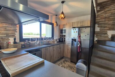 A VENDRE VILLA TROIS FACES DE 96M² SUR TERRAIN DE 394M A SAINT CYPRIEN – COTE VILLAGE – EN IMPASSE – TROIS CHAMBRES – DEUX PIECES D EAU – DEUX TOILETTES – BUANDERIE – PISCINE – TERRASSE – PROCHE DES ECOLES DES COMMERCES ET DES PLAGES – 5 pièces – 3 chambres – 96 m²