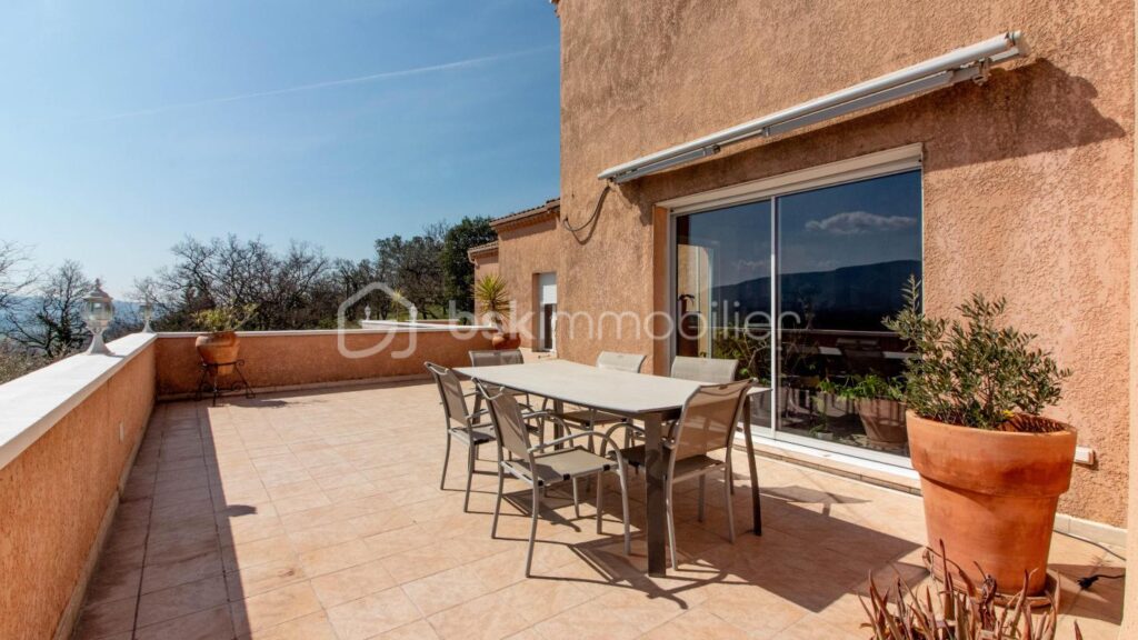 Vue panoramique 180° – Position dominante – À 15 min de Montélimar – 6 pièces – 4 chambres – 194 m²