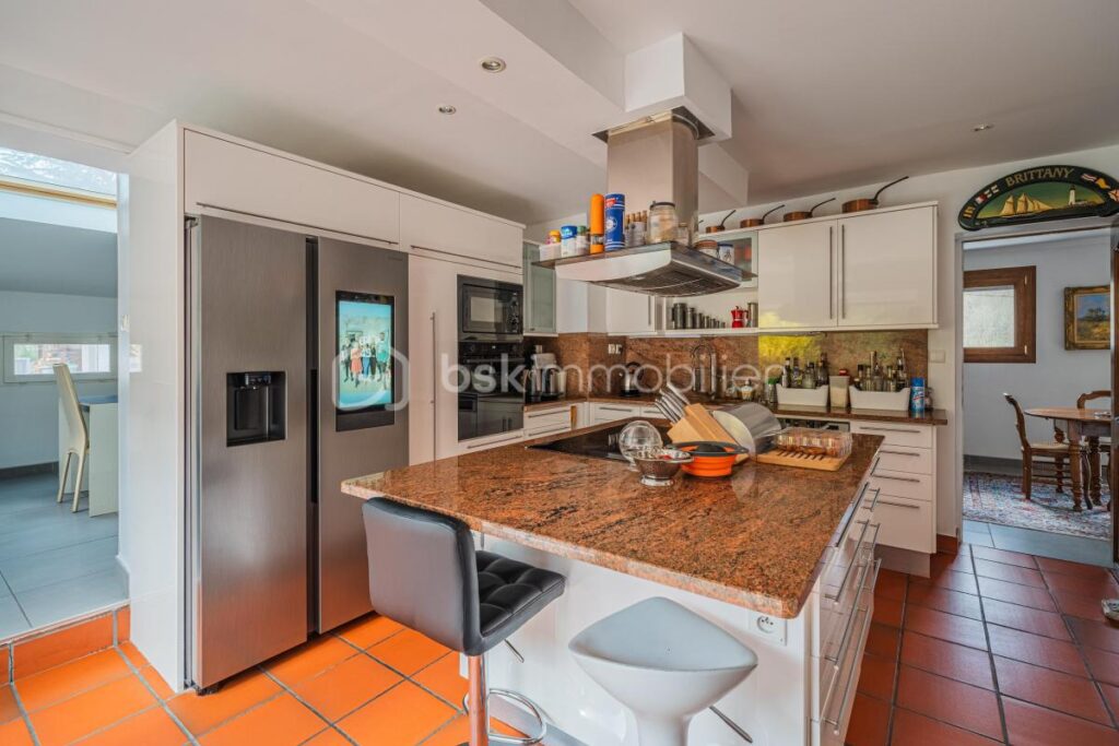 Propriété haut de gamme avec piscine & vue dégagée – 264 m² Brié et Angonnes – 8 pièces – 4 chambres – 274 m²