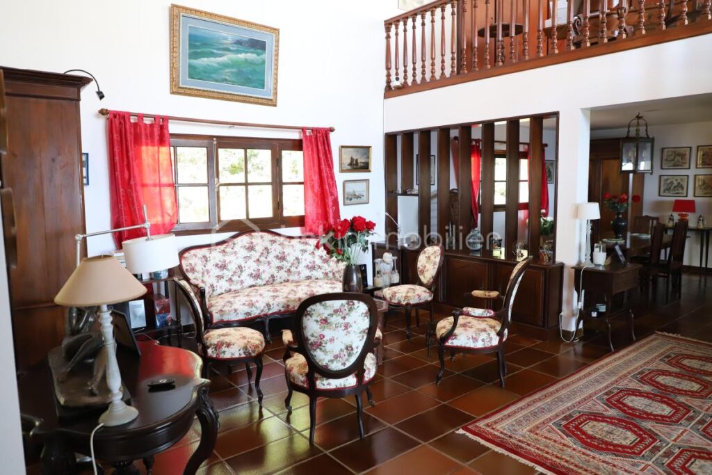 ✨ Villa d’exception avec vue mer – La Montagne (97417) – 7 pièces – 5 chambres – 350 m²