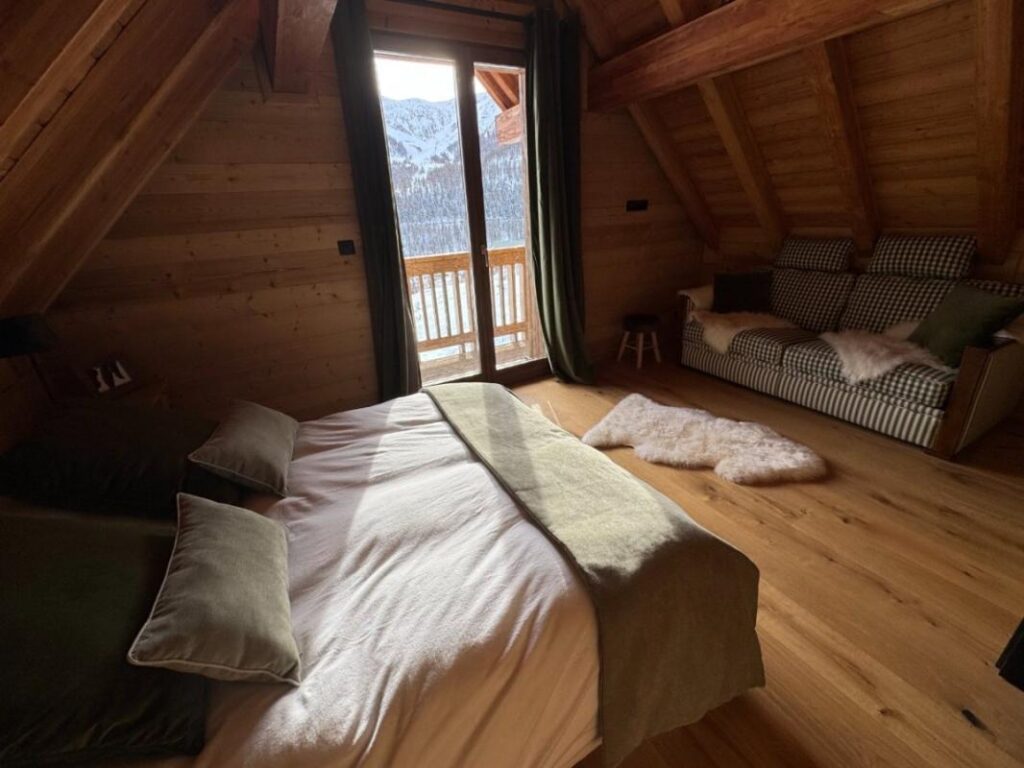 à vendre CHALET DE PRESTIGE — Auron, Station des Alpes-Maritimes 176 m² — 4 chambres — Vue imprenable sur le domaine skiable – 6 pièces – 4 chambres – 176 m²