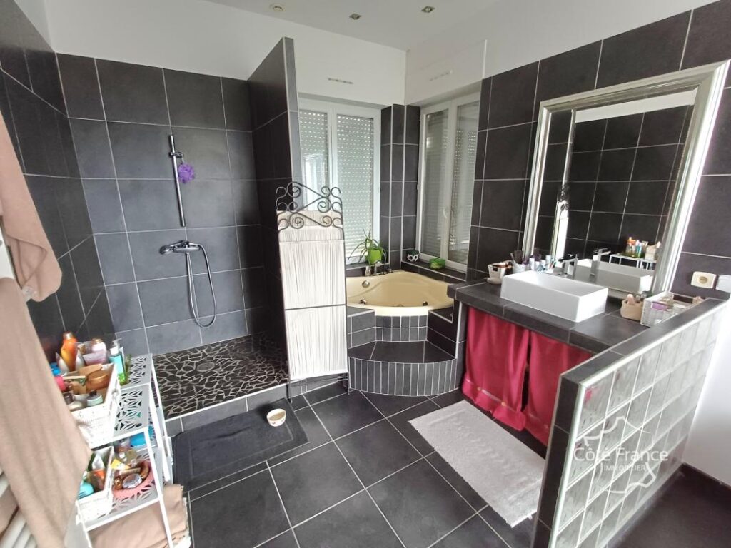 Loft de 129 m2 entièrement rénové, comprenant 4 pièces, dont – 4 pièces – 3 chambres – 129 m²