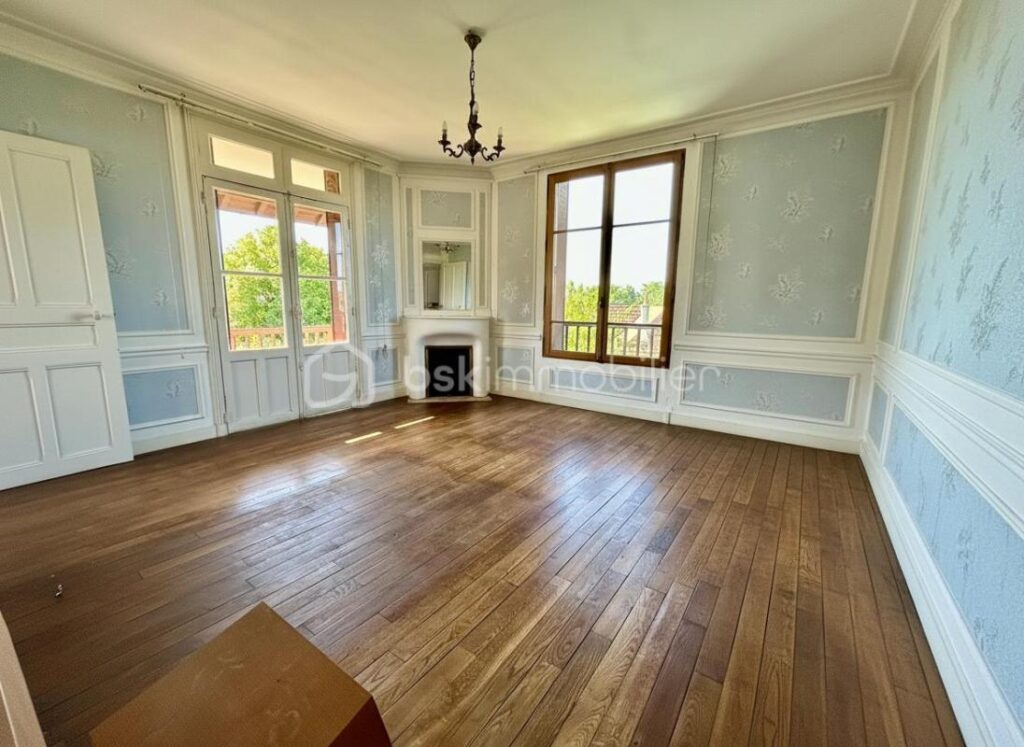 Maison 7 pièces de 170m² à CHARTRETTES (77590) – 7 pièces – 5 chambres – 170 m²