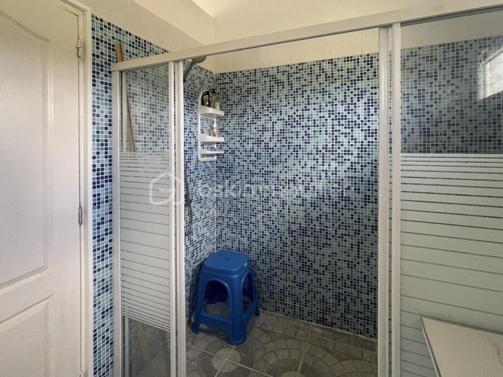 97310 – KOUROU – PROPRIÉTÉ D’EXCEPTION SUR 2,6 HECTARES – MAISON 5 PIÈCES – PISCINE – SUITE PARENTALE – 3 CHAMBRES DE 21 m² AVEC SALLE D’EAU & WC – TERRAIN VIABILISÉ – ZONE AGRICOLE – IDÉAL PROJET AUTONOME, VIVRIER OU ÉCOLOGIQUE – 5 pièces – 4 chambres – 250 m²