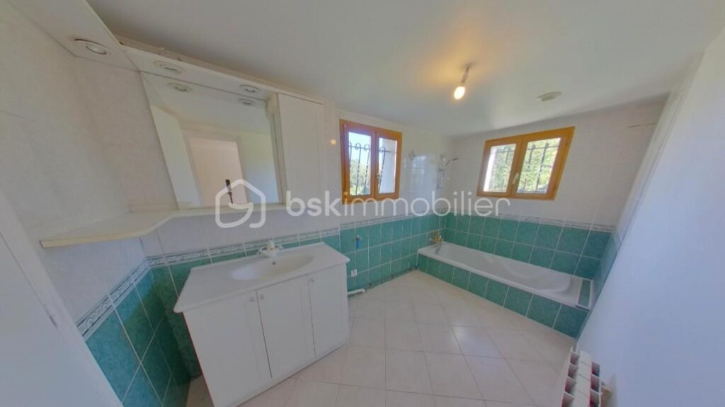 Longère de 92 m² sur 4065 m² de terrain – 6 pièces – 3 chambres – 92 m²