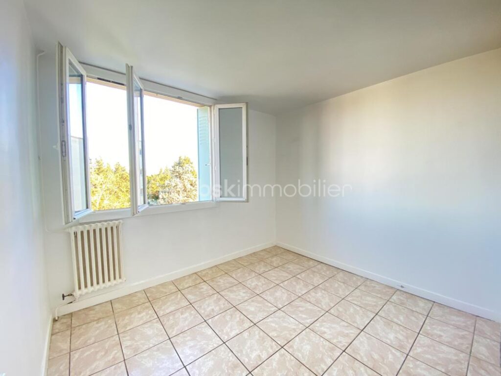 Appartement 4 pièces – 66 m² – Lumineux – Vue dégagée – Fort potentiel – 5 pièces – 3 chambres – 66 m²