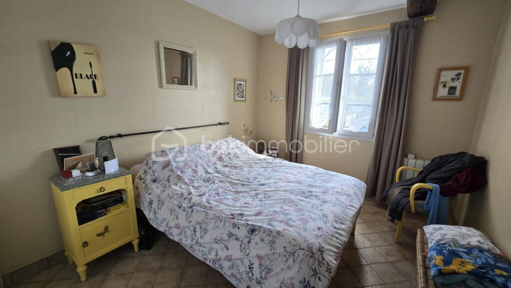 Maison en pierre avec 100m2 de dépendances – 7 pièces – 3 chambres – 172 m²