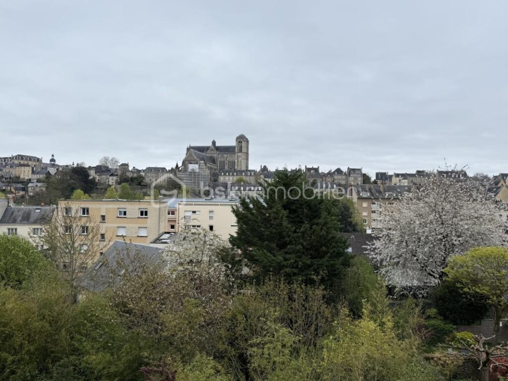 Appartement T3 d’environ 70 m² avec balcon, cave, parking libre et cadre verdoyant – 3 pièces – 2 chambres – 70 m²