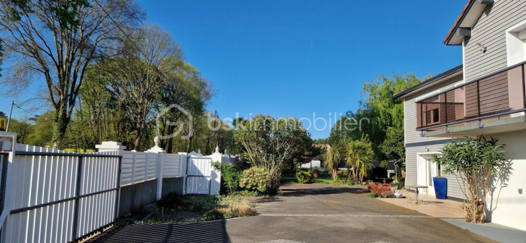Maison familiale avec T2 indépendant, grands volumes, piscine et magnifique jardin – 5 mns de Dax – 6 pièces – 4 chambres – 200 m²