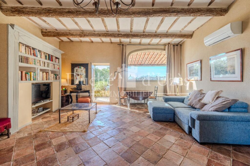 Maison – 7 pièces – 4 chambres – 275 m²