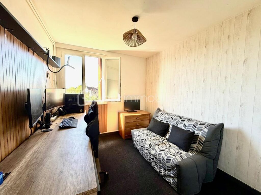 Résidence Bellevue/ F3 dernière étage / une place de parking/ et une cave – 3 pièces – 2 chambres – 61 m²