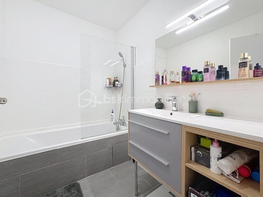 👉 Coup de cœur T2 rénové avec 2 balcons + parking – Toulon – 2 pièces – 1 chambre – 48 m²